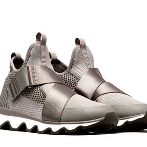 Like new!  SOREL KINETIC SNEAK SNEAKERS gray women’s 10